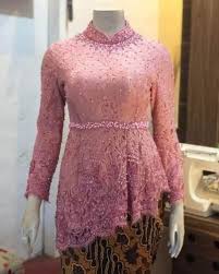 Dibuat lebar bagian bawah agar bisa dikenakan oleh orang yang gemuk dan kurus. Tips Agar Kebaya Terlihat Bagus Untuk Tubuh Kurus Pakaian Feminin Model Pakaian Guru Model Pakaian Baru