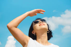 अपनी आँखों को गर्मी के मौसम के लिए तैयार करने के कुछ आसान तरीके।