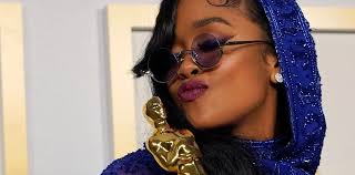 Quién es H.E.R., la primera cantante que ganó un Oscar y un Grammy el mismo  año