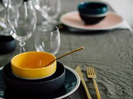 Si les assiettes doivent être correctement positionnées et les couverts bien disposés, il faut aussi veiller à choisir une nappe assortie au reste de la table : Osez L Art De La Table Frenchy Fancy