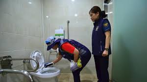 Las patrullas que intentan acabar con las cámaras ocultas en los baños de  Seúl