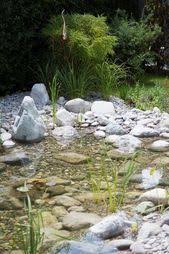 Auch Der Teich Fugt Sich Naturlich In Das Gartenbild Ein Gartengestaltung Gartenbilder Garten Gartengestaltung
