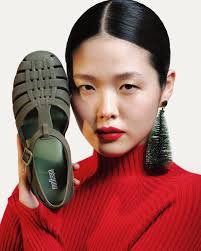 🎀 Bow down to the trend! 🎀Are you feeling the dreamy Soft Ballerina Bow  or the chic Town Sandal Bow? 💕✨ Tag your bestie and let's decide together!  👯‍♀️💫 ⁣ ⁣ #MYMelissaShoes #