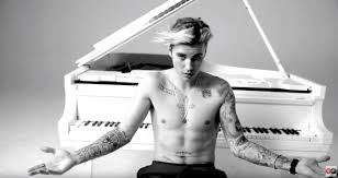 This huge tattoo is extremely intricate and shows a black and white eagle in flight with its claws out. 9 Dinge Die Wir Uber Justin Biebers Tattoos Nicht Wissen Wollten