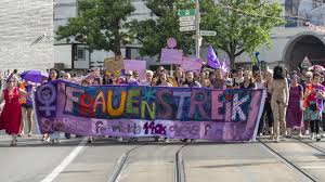 Hunderttausende menschen protestierten für gleichstellung. 500 000 Personen Am Frauenstreik Telebasel