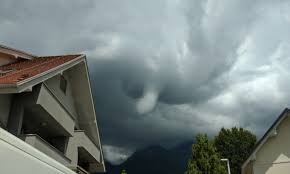 Môže za obrovské škody na východe slovenska tornádo? Drzavni Meteorologi Potrdili Nad Slovenijo Je Divjal Tornado