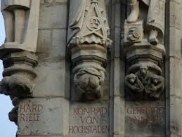 On the city hall of cologne you will see the statues in the pictures below. Der Arsch Vom Rathausturm Kolschganger