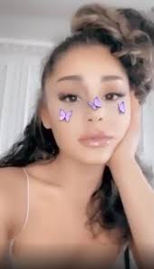 Take a look back at her fashion evolution, here! Fans Feiern Ariana Grandes Neuen Naturlocken Clip Promiflash De