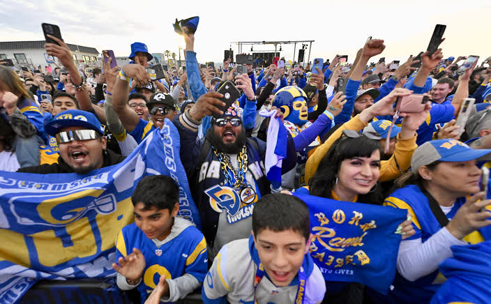 LA Rams fans converge on Hermosa to celebrate NFL Draft – Daily Breeze