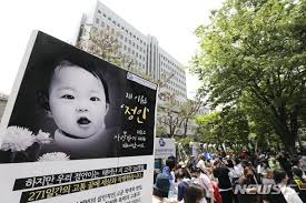 '정인이 사건'을 수사하는 검찰은 양모 장하영에게 아동학대치사 혐의만 적용했다가 지난달 23일에야 사망 원인 재감정을 의뢰했다. Fxssg Nfjc88km