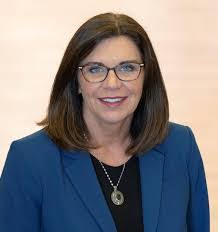 Elizabeth Renwick's Instagram, Twitter & Facebook