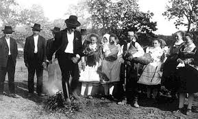 A nap rendezvényeihez kapcsolódó tematikus könyvkiállítások: Nagyon Sok Nepszokas Hiedelem Kotodik Szent Ivan Napjahoz Somogyban Kaposvar Most Hu