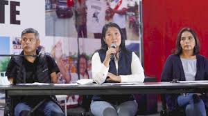 La acusada fue vista con ambos en dos diferentes conferencias de prensa. Keiko Fujimori Considera Absurda La Solicitud Para Que Regrese A Prision Mundo Opinion Bolivia