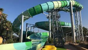 Open from 8 pm until 1 am, from may until september, this park is specialized in rides for those with a thirst for thrills, but the whole family is going to enjoy it: Var Ejectes D Un Toboggan A Aqualand Ils Retombent Sur Le Sol Quatre Metres Plus Bas Ladepeche Fr