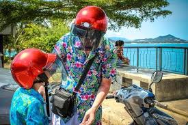 Persediaan yang secukupnya juga merupakan salah satu cara untuk menjaga keselamatan diri di jalan raya.kita mesti memastikan kenderaan kita berada dalam keadaan selamat serta sudah berrsedia untuk perjalanan jauh.persediaan diri juga harus dijaga agar dapat menjamin keselamatan diri.sebelum memandu,kita perlu mendapat tidur yang secukupnya supaya tidak mengantuk ketika memandu.kita juga tidak digalakkan untuk memandu sekiranya berasa pening. Menjaga Keselamatan Anak Saat Berkendara Dengan Helm Alodokter