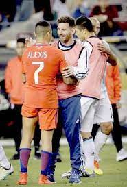 Alexis sánchez's height 5ft 5 ¼ (165.7 cm) chilean professional footballer, who has played for barcelona, arsenal, manchester united and been capped over 100 times for his national team. Cuanto Mide Alexis Sanchez Altura Real Height