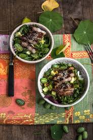 Sudamerikanische Nikkei Kuche Soja Mirin Marinierter Schweinebauch Auf Wildkrautersalat Mit Avocado Und Wasabi Vinaigrette Schweinebauch Rezepte Kulinarisch