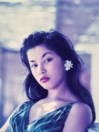 Image of LA CHANTEUSE CHINOISE CANADIENNE MAY KWONG POSE À TAIPEI,  2002-07-01