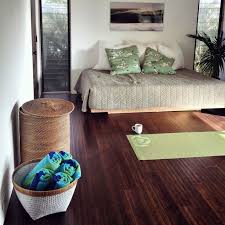 10 Facons Inspirantes D Amenager Un Espace Yoga A La Maison Home Yoga Room Yoga Studio Home Meditation Rooms