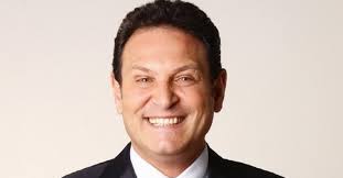 Com queimaduras de 1° e 2° graus, apresentador Luis Ricardo segue internado 