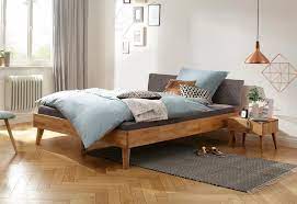 Ayrton von cattelan ist ein bett mit gestepptem, gepolstertem kopfteil, stuktur in gaufriertem metallo in zwei farben. Home Affaire Bett Natali Aus Massiver Eiche Gepolstertes Kopfteil Mit Kunstlederbezug Online Kaufen Otto