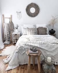 Spot The Fressko Were Loving This Beautifully Styled Calm And Earthy Bedroom By Homesbycaz Madebyfr Earthy Bedroom Rustic Bedroom Design Home Decor Bedroom
