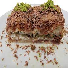 Türk mutfağının en sevilen geleneksel lezzetlerinden biri olan soğuk baklavaya lezzetini veren en önemli şey emek, ustalık ve tecrübe. Murat Sanal Market Fistikli Soguk Baklava Kg