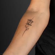 Dnes už se doba posunula a tetování se stávají čím dál tím oblíbenější i mezi všemi lidmi. Black House Tattoo