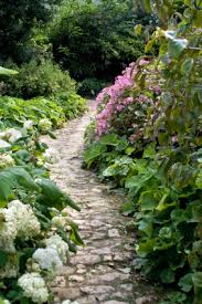 Und auch preislich gibt es große unterschiede zwischen einem einfachen jägerzaun und aufwendig gestalteten gabionen oder mixzäunen. Auf Wegen Durch Den Garten Wandeln Gartenzauber