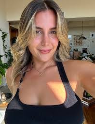 Marika Igras's Instagram, Twitter & Facebook