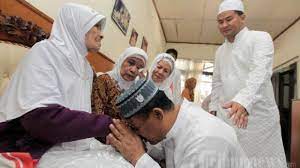 Namun perasaan sedih yang menusuk hati ini sebenarnya bisa diredakan dengan melampiaskannya melalui kata kata dan ungkapan sedih. Contoh Ucapan Sungkem Idul Fitri Atau Lebaran Bahasa Jawa Krama Inggil Cocok Untuk Sungkem Orangtua Tribun Solo