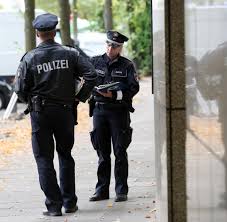 Mann überfällt bank mit roter krawatte und grüner tüte Bankuberfalle Welt