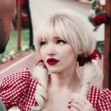 Betsy Dove's Instagram, Twitter & Facebook