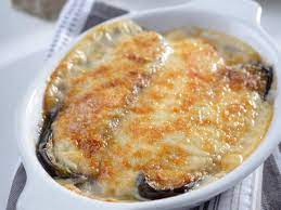 Con questi ingredienti puoi creare due tipi di parmigiane. Parmigiana Bianca Di Melanzane Arricchita Con Cremosa Besciamella