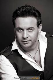 ولد ونشأ في مدينة الأسكندرية والده كان مهندساً ولديه اربعه إخوة: ØµÙˆØ± Ù…ØµØ·ÙÙ‰ Ù‚Ù…Ø±