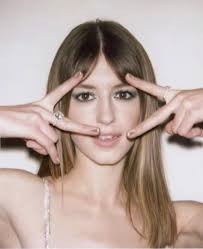 26 Daisy and her film camera ideas