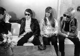 Pour un flirt (pour un flirt/j'aime les filles/tous les garçons et les filles/comment te dire adieu/j'suis d'accord/et pourtant/for me, formidable) — quatuor rhapsodie. Couple De Legende Francoise Hardy Et Jacques Dutronc Separes Mais Jamais Divorces Elle