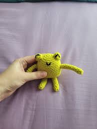 Crochet Froggy, Hobbies & Toys, Stationery & Craft, Handmade Craft on  Carousell
