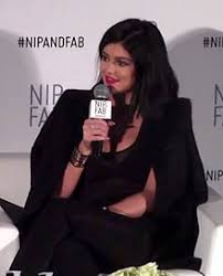 Кайли — дочь кейтлин дженнер и светской львицы крис дженнер. Kylie Jenner Wikipedia