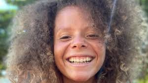 Modelo morre após ser atropelada enquanto andava de bicicleta em Vitória