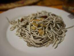 La civelle est une institution à la clientèle d'habitués qui vient se retrouver pour s'accorder une parenthèse sur le quai de ce village de pêcheurs joliment appelé « trentemoult ». Pibales Tradfood