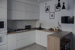 дизайн кухни 6 кв м с выходом на балкон Dizajn Kuhni Bez Ruchek V Biryuzovyh Tonah 12 Kv M S Vyhodom Na Balkon V 2020 G Nebolshie Kuhni Pereplanirovka Kuhni Plany Kuhni