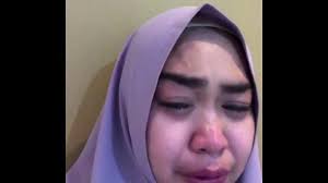 Dalam video yang beredar, hijab yang menutup kepala ricis terlihat sempat ditarik oleh oknum tak dikenal tersebut. Terungkap Pesan Ayah Ria Ricis Sebelum Meninggal Dunia Tribun Lampung