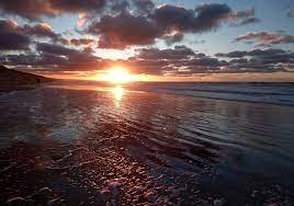 Bei einer luftfeuchtigkeit von 49% werden mit 0% niederschläge erwartet und es wird 0,0 l/m² niederschlag in den abendstunden in henne strand geben. Sonnenuntergang In Nordjutland Durch S Jahr Fotografiert 2 Meermond