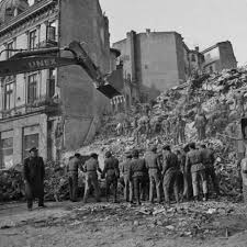 Известен е с комедийните си роли, но има и драматични. Toma Caragiu Ceu Podcasts