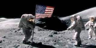 Les extrémitées des jambes du lem sont juste un peu enfoncées sous la surface de 2 à 5 centimètres, bien que cette surface ait l'air d'avoir un grain très fin. Video Ce Qui S Est Vraiment Passe Sur La Lune En 1969 Le Point