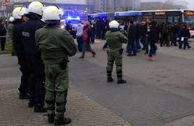 Hooligans von hansa rostock blockieren nach auswärtssieg in unterhaching die autobahn a9 zwischen münchen und ingolstadt. Rostock Hooligans Uberfallen Polizeirevier Bundesliga Faz