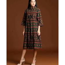 Contoh batik yang dipadukan dengan kain polos, lurik, brokat, untuk ke pesta atau hari biasa. Model Baju Dari Kain Pelepah Pisang Penggambar