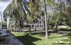 Eerie Pictures Reveal Lavish Lifestyle Of Drug Kingpin Pablo Escobar Pablo Escobar Pablo Escobar House Abandoned