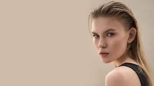 Fashion short film directed, shot and edited by ryan hattaway featuring alissa violet with next video shot in los angeles, california. Anna In Fashionland Bbc News